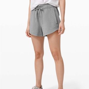 Lululemon inner glow short 3’ size 8